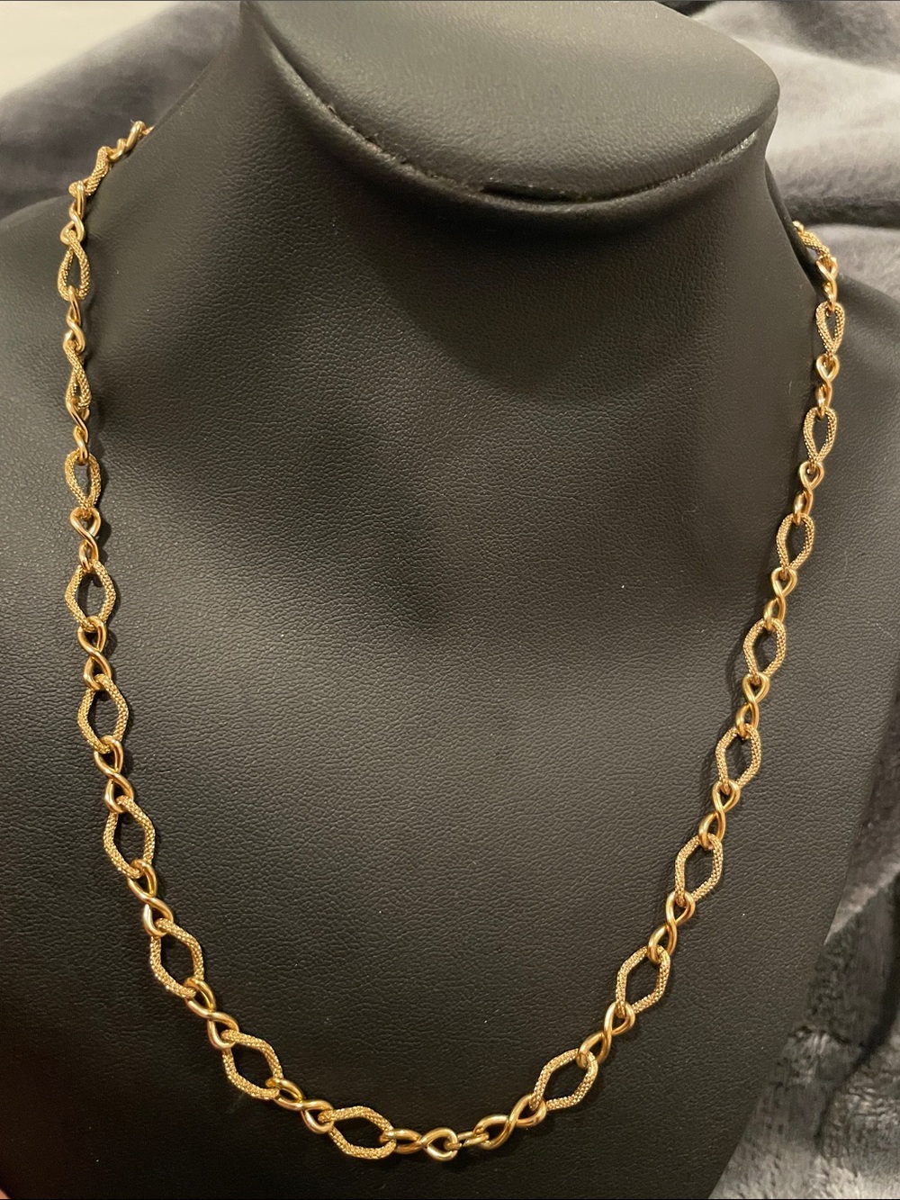 Gold linked Chain necklace gold